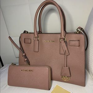 ✨MICHEAL KORS BAG AND MATCHING WALLET✨